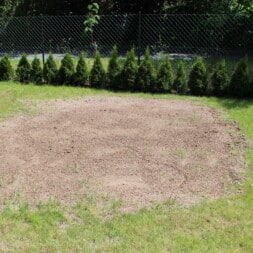 erde sieben rasen ausgleichen und anlegen update 4 - Neuen Rasen anlegen und Abdecksteine auf die Gartenmauern aufbringen