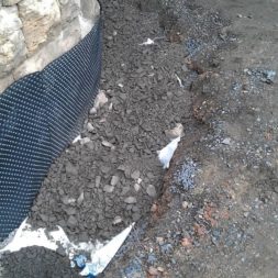 trockenlegung des keller verfuellen des graben 8 - Trockenlegung des Hauses - Einbringen von Drainage und Wasserrohren