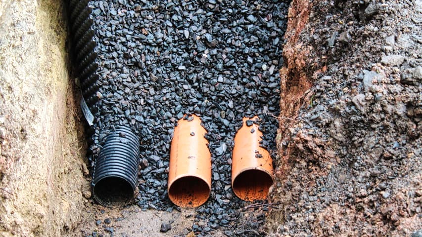 trockenlegung keller einbringen rohre drainage 15 a - Trockenlegung des Hauses - Einbringen von Drainage und Wasserrohren