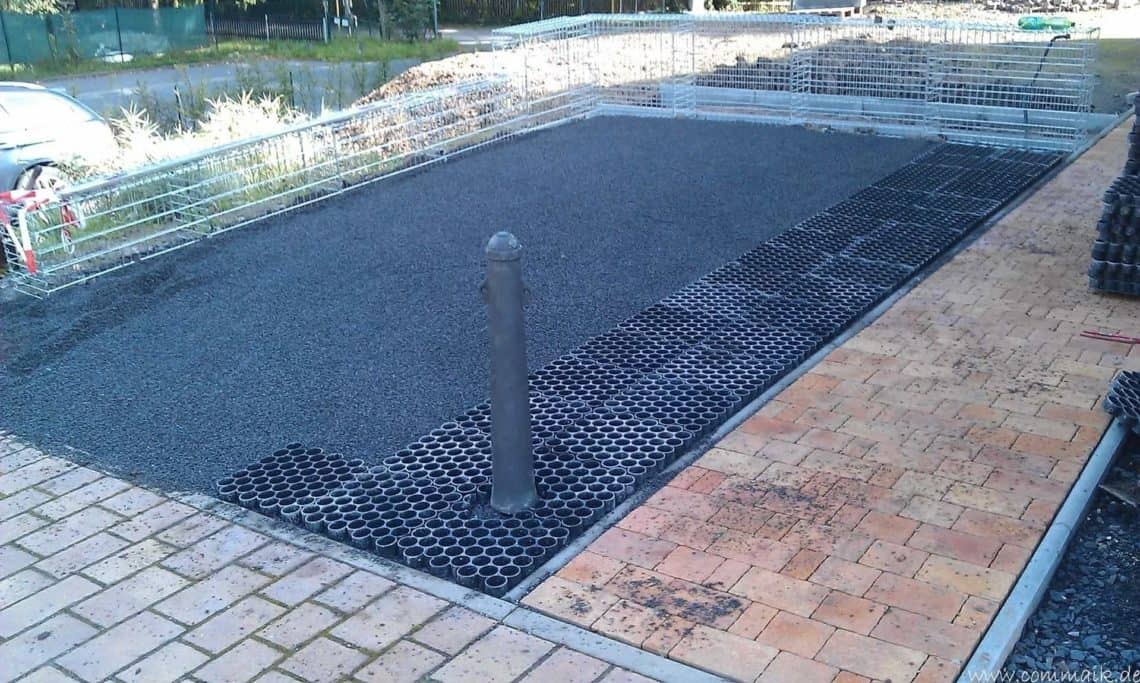 parkplatz mit rasengitter und gabionen 8 - Einen Parkplatz mit Gabionen und Rasengittern bauen