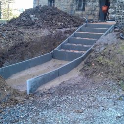 pflastersteintreppe in den hang bauen 23 - Eine Pflastersteintreppe wird in den Hang zum Parkplatz gebaut
