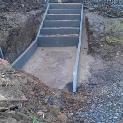 pflastersteintreppe in den hang bauen 24 - Eine Pflastersteintreppe wird in den Hang zum Parkplatz gebaut