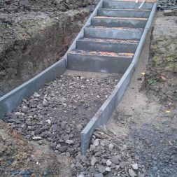 pflastersteintreppe in den hang bauen 25 - Eine Pflastersteintreppe wird in den Hang zum Parkplatz gebaut