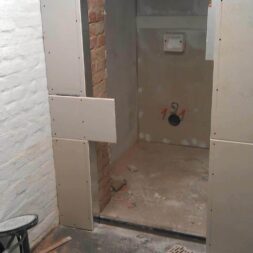 toilette im keller mit trockenbau 2 scaled - Im Keller wird eine Toilette mit Trockenbau realisiert