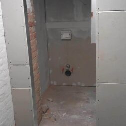 toilette im keller mit trockenbau 3 scaled - Im Keller wird eine Toilette mit Trockenbau realisiert