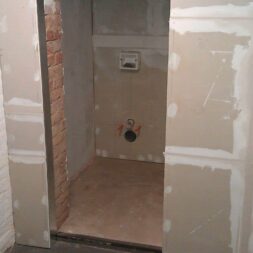 toilette im keller mit trockenbau 5 scaled - Im Keller wird eine Toilette mit Trockenbau realisiert