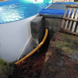 pool aufbau und anschluss 36 scaled - Projekt Poolbau - Einbau von Skimmer, Düsen und dem Unterwasserscheinwerfer
