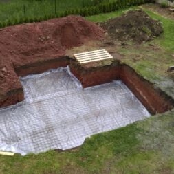 pool schacht und mauerarbeiten 24 scaled - Baugrube und Bodenplatte – Unser Poolprojekt schreitet voran