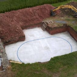 pool schacht und mauerarbeiten 30 - Projekt Poolbau – Die Stützmauern kommen und der Pool wird unerwartet getestet