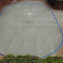 pool schacht und mauerarbeiten 31 - Projekt Poolbau – Die Stützmauern kommen und der Pool wird unerwartet getestet