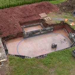 pool schacht und mauerarbeiten 34 - Projekt Poolbau – Die Stützmauern kommen und der Pool wird unerwartet getestet