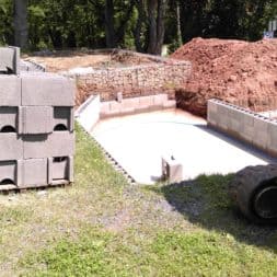 pool schacht und mauerarbeiten 37 - Projekt Poolbau – Die Stützmauern kommen und der Pool wird unerwartet getestet