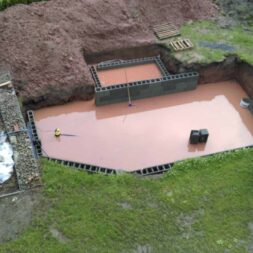 pool schacht und mauerarbeiten 41 scaled - Poolbau – Stützmauern bauen | Unwetter überfluten die Baustelle