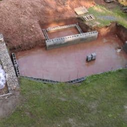 pool schacht und mauerarbeiten 43 - Projekt Poolbau – Die Stützmauern kommen und der Pool wird unerwartet getestet