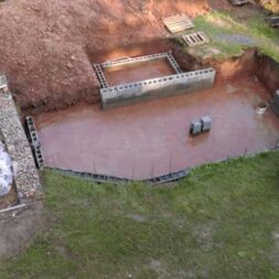 pool schacht und mauerarbeiten 43 scaled - Poolbau – Stützmauern bauen | Unwetter überfluten die Baustelle