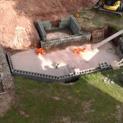 pool schacht und mauerarbeiten 45 - Projekt Poolbau – Die Stützmauern kommen und der Pool wird unerwartet getestet
