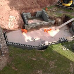 pool schacht und mauerarbeiten 45 scaled - Poolbau – Stützmauern bauen | Unwetter überfluten die Baustelle
