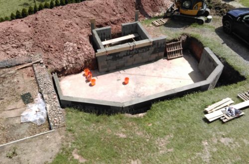 pool schacht und mauerarbeiten 47 - Projekt Poolbau – Die Stützmauern kommen und der Pool wird unerwartet getestet