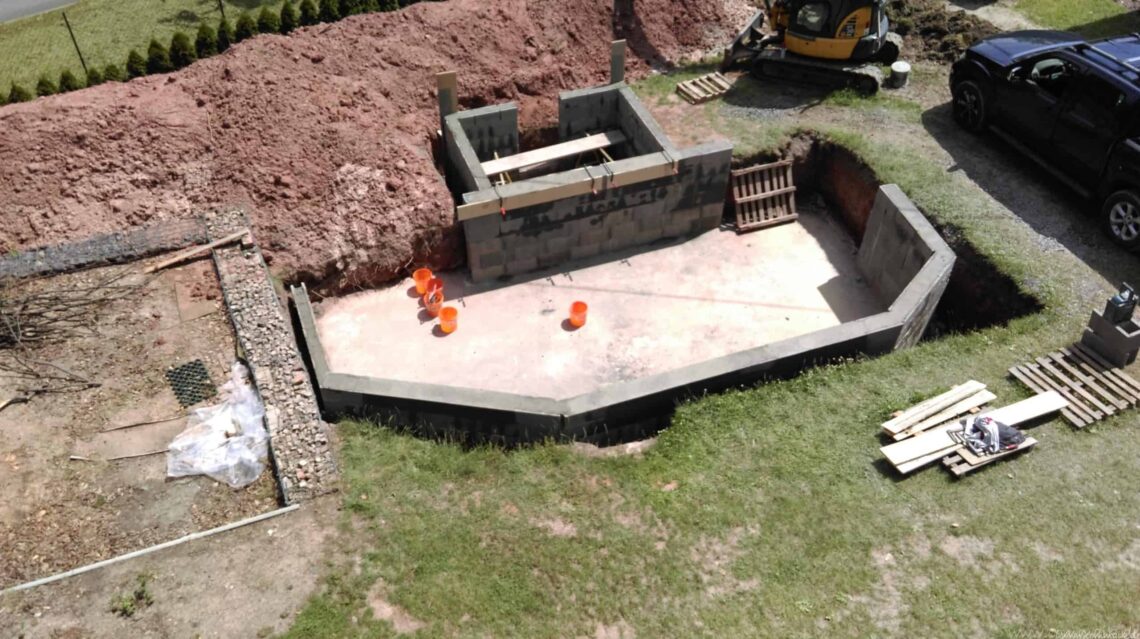 pool schacht und mauerarbeiten 47 scaled - Projekt Poolbau – Die Stützmauern kommen und der Pool wird unerwartet getestet
