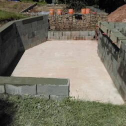 pool schacht und mauerarbeiten 48 scaled - Poolbau – Stützmauern bauen | Unwetter überfluten die Baustelle