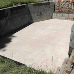 pool schacht und mauerarbeiten 49 - Projekt Poolbau – Die Stützmauern kommen und der Pool wird unerwartet getestet