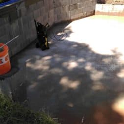 pool schacht und mauerarbeiten 51 - Projekt Poolbau – Die Stützmauern kommen und der Pool wird unerwartet getestet