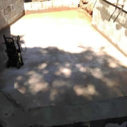 pool schacht und mauerarbeiten 52 - Projekt Poolbau – Die Stützmauern kommen und der Pool wird unerwartet getestet