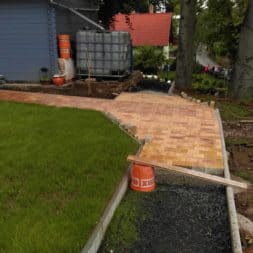 pflastersteinweg zum pool 39 - Bau des Pflastersteinweg zur neuen Poolterrasse