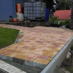 pflastersteinweg zum pool 40 - Bau des Pflastersteinweg zur neuen Poolterrasse