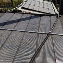 3 brennholzlageregal mit poolsolarheizung 4 - Das vierte Brennholzlagerregal mit Solarkollektoren für den Pool wird gebaut