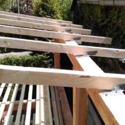 bau brennholzlagerregal mit epdm solarheizung pool 32 - Das vierte Brennholzlagerregal mit Solarkollektoren für den Pool wird gebaut