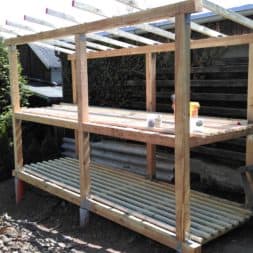 bau brennholzlagerregal mit epdm solarheizung pool 34 - Das vierte Brennholzlagerregal mit Solarkollektoren für den Pool wird gebaut