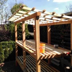 bau brennholzlagerregal mit epdm solarheizung pool 37 - Das vierte Brennholzlagerregal mit Solarkollektoren für den Pool wird gebaut