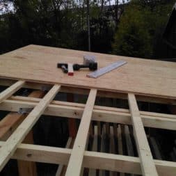 bau brennholzlagerregal mit epdm solarheizung pool 41 - Das vierte Brennholzlagerregal mit Solarkollektoren für den Pool wird gebaut