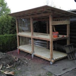 bau brennholzlagerregal mit epdm solarheizung pool 43 - Das vierte Brennholzlagerregal mit Solarkollektoren für den Pool wird gebaut