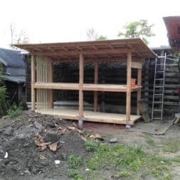bau brennholzlagerregal mit epdm solarheizung pool 44 - Das vierte Brennholzlagerregal mit Solarkollektoren für den Pool wird gebaut