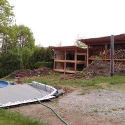 bau brennholzlagerregal mit epdm solarheizung pool 45 - Das vierte Brennholzlagerregal mit Solarkollektoren für den Pool wird gebaut
