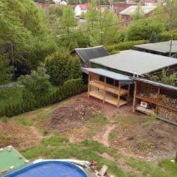 bau brennholzlagerregal mit epdm solarheizung pool 46 - Das vierte Brennholzlagerregal mit Solarkollektoren für den Pool wird gebaut
