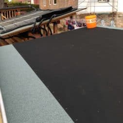 bau brennholzlagerregal mit epdm solarheizung pool 52 - Das vierte Brennholzlagerregal mit Solarkollektoren für den Pool wird gebaut