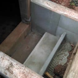bau treppe in poolhaus in erde 5 - Zwei Betontreppen werden am Pool in den Hang gebaut
