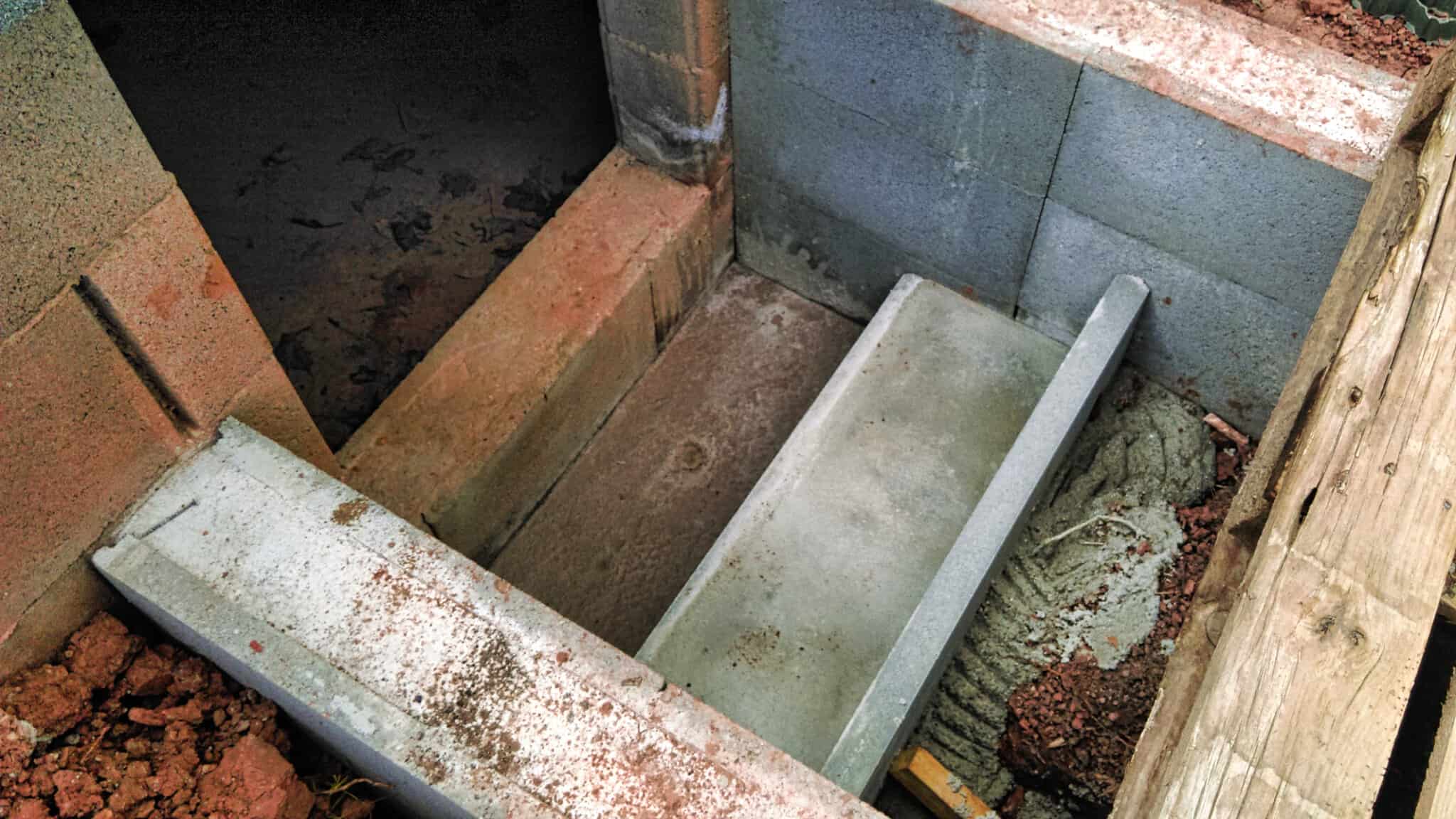 Betontreppe in das Poolhaus selber bauen commaik