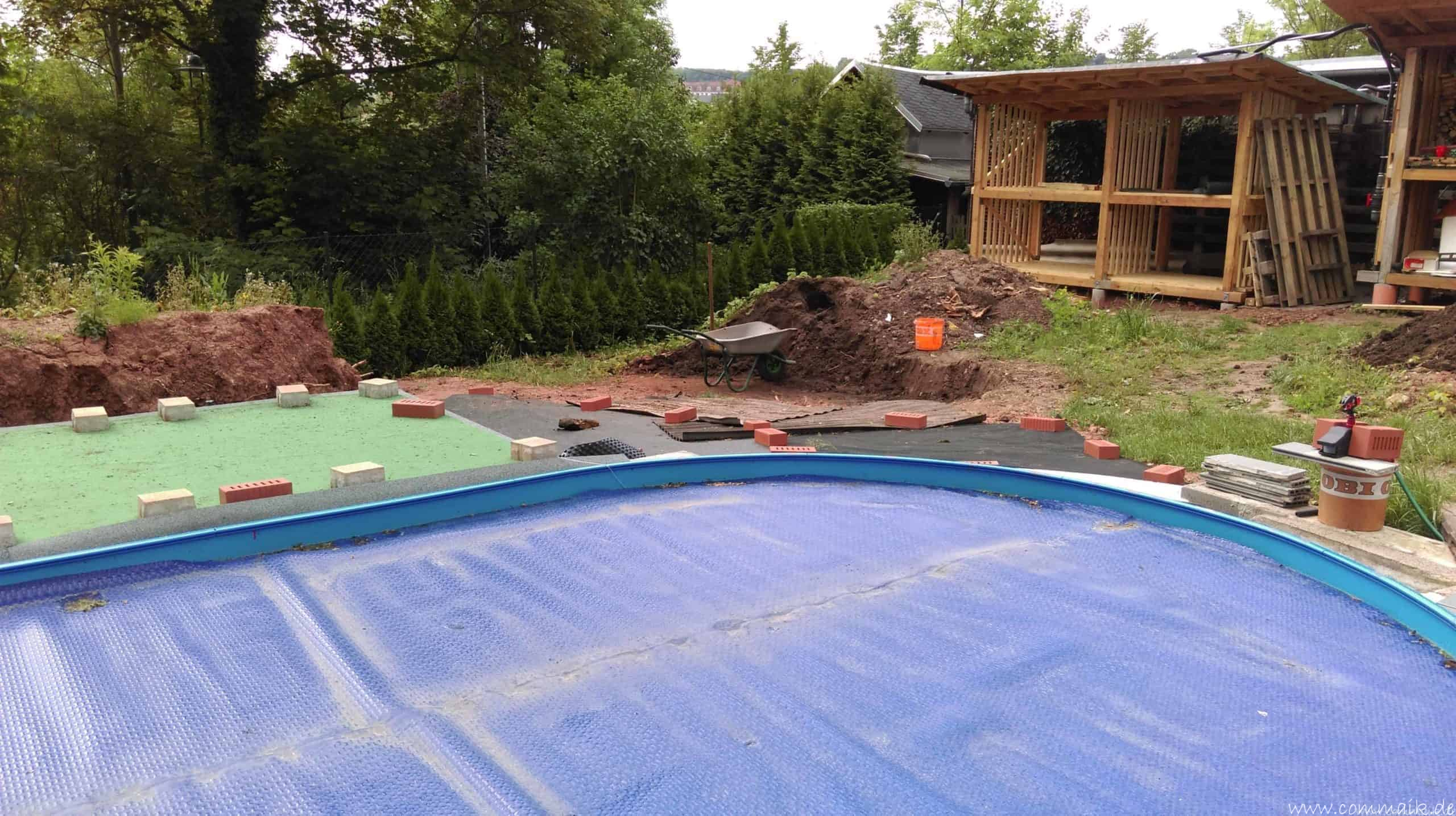 Pool Aussenanlagen vorbereiten Platz schaffen für die Rasenanlage