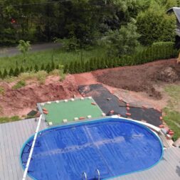 erde sieben und rasen am pool neu anlegen 21 scaled - Poolterrasse selber bauen - Platz schaffen für den neuen Rasen