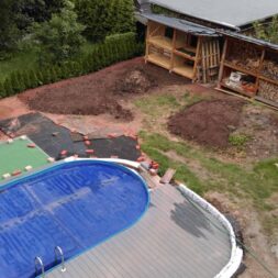 erde sieben und rasen am pool neu anlegen 22 scaled - Poolterrasse selber bauen - Platz schaffen für den neuen Rasen