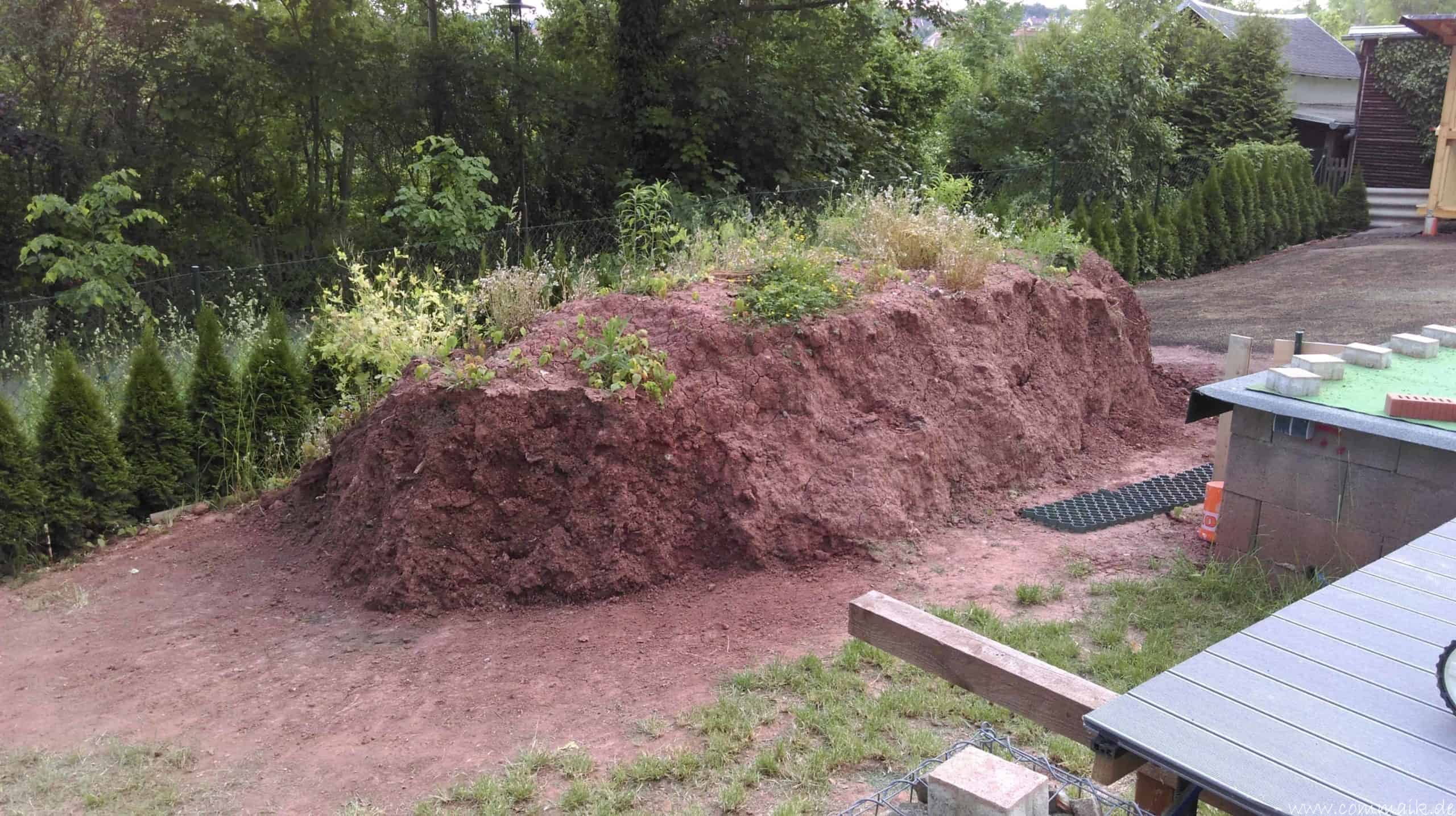 Pool Aussenanlagen vorbereiten Platz schaffen für die Rasenanlage