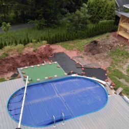 erde sieben und rasen am pool neu anlegen 8 scaled - Poolterrasse selber bauen - Platz schaffen für den neuen Rasen