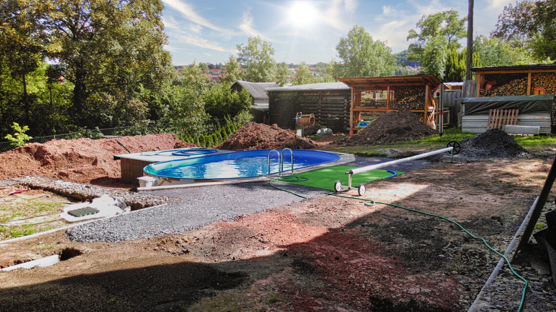 pflastersteinweg zum pool 16 a - Poolterrasse selber bauen - Platz schaffen für den neuen Rasen