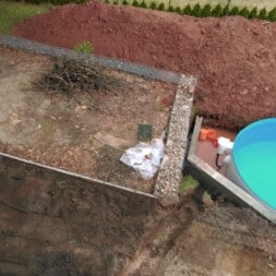 pool aufbau und anschluss 30 - Poolterrasse selber bauen - Platz schaffen für den neuen Rasen