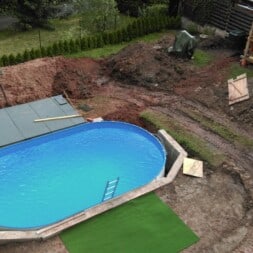 pool aufbau und anschluss 53 - Poolterrasse selber bauen - Platz schaffen für den neuen Rasen