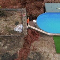 pool aufbau und anschluss 54 - Poolterrasse selber bauen - Platz schaffen für den neuen Rasen